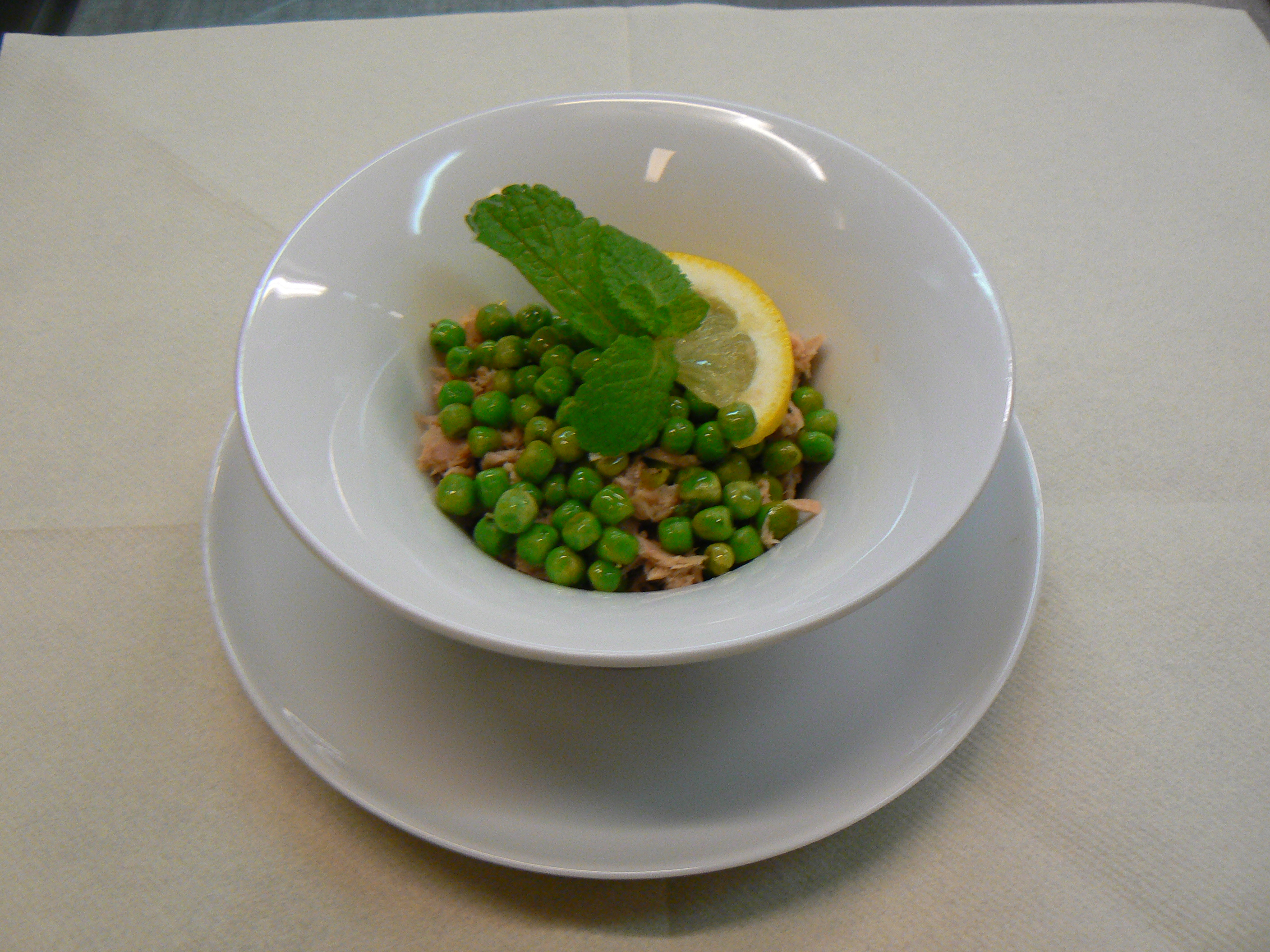 Salad of green peas and tuna fish with lemon and mint