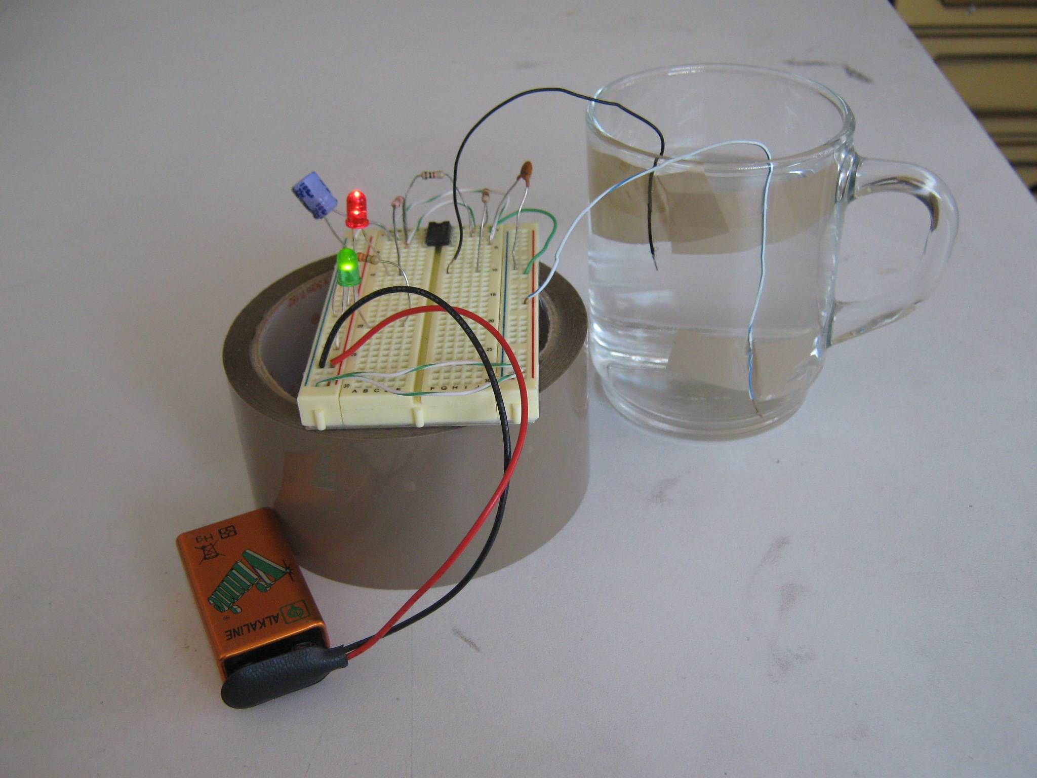 Simple water level detector using a LM555 in astable mode: