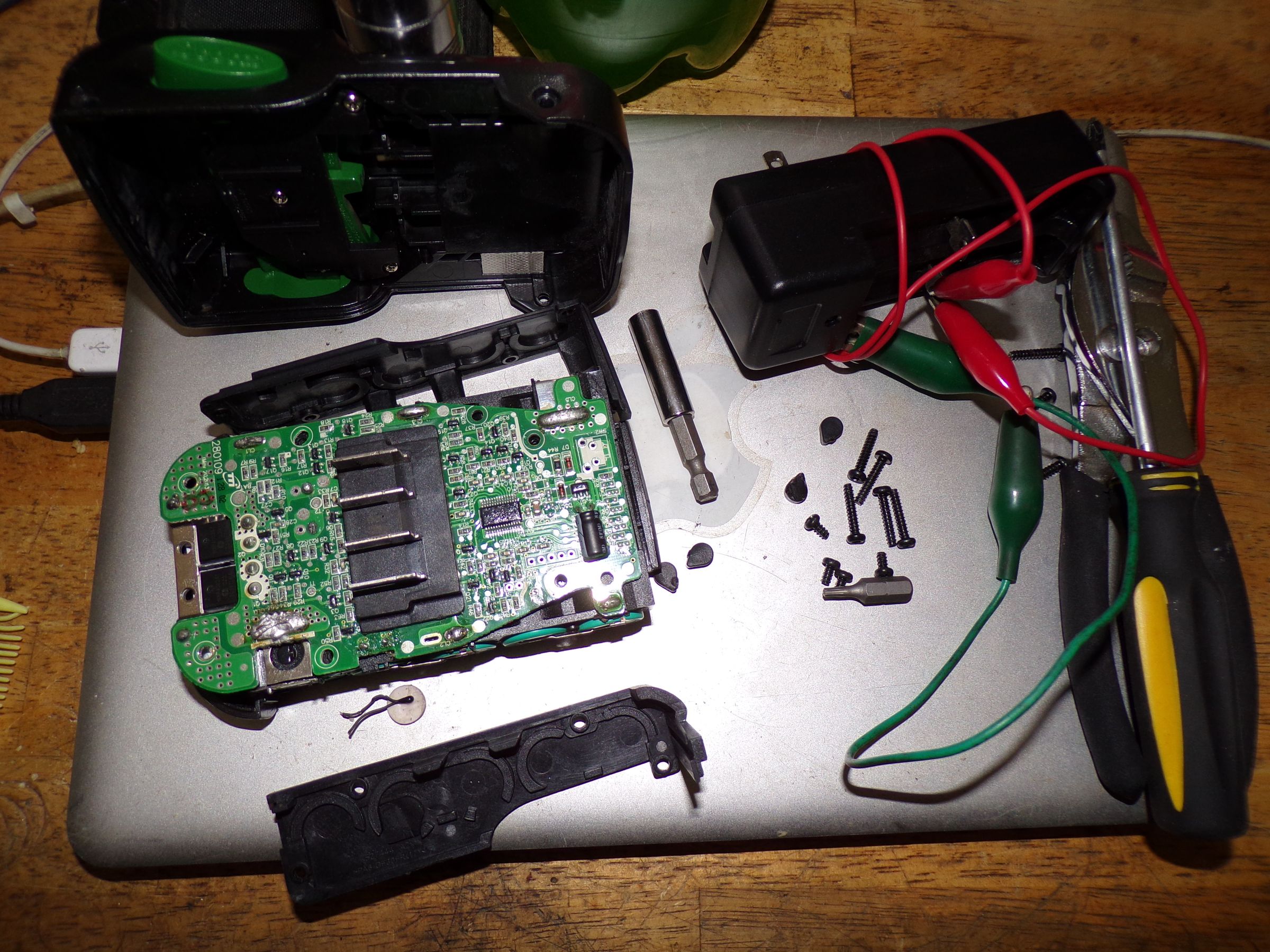 Disassembling a 20v Scott's Sync Battery : 4 Steps - Instructables
