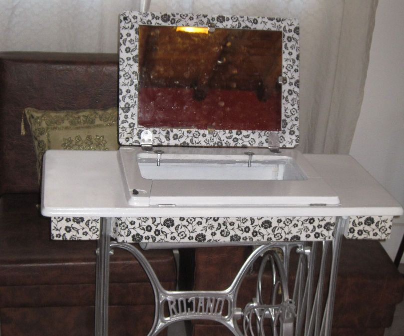 Beauty Table From Old Sewing Machine / Mesa De Belleza Con Vieja Maquina De Coser