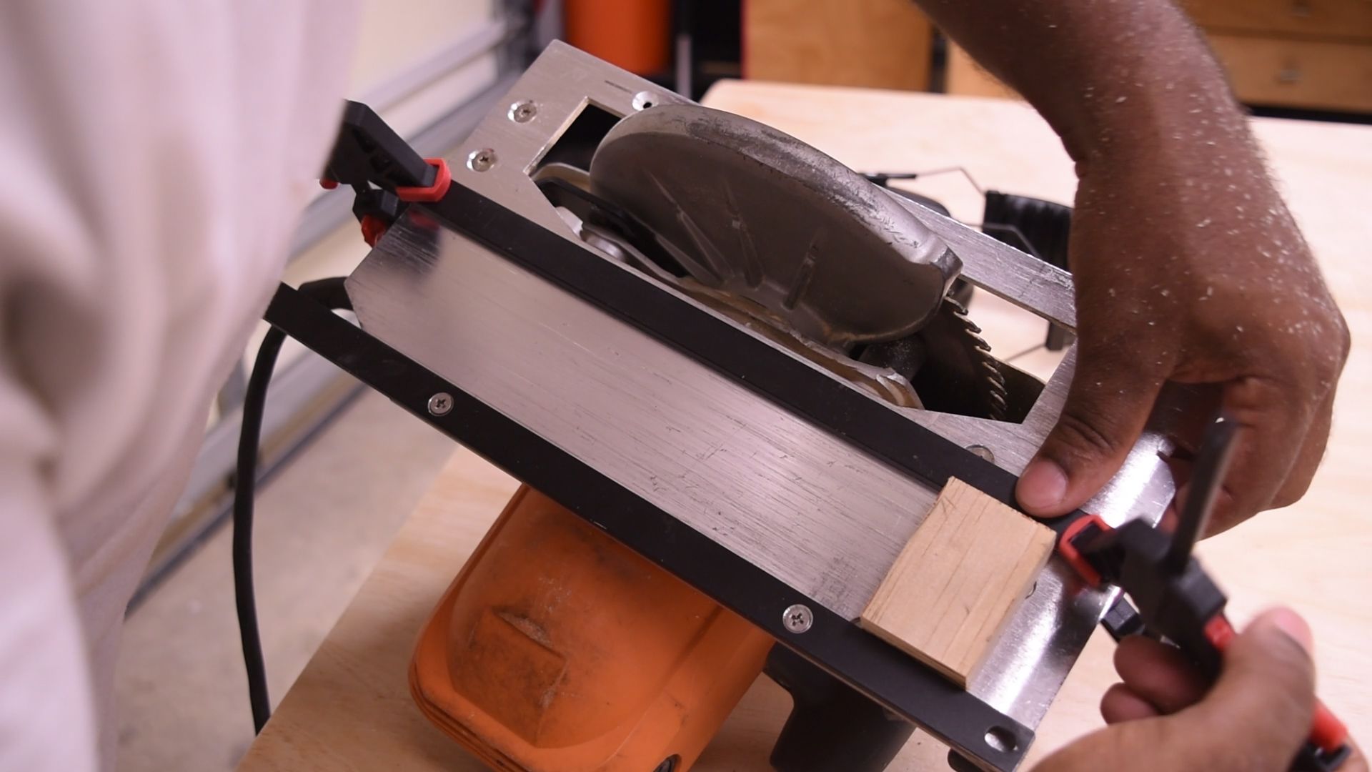 Приспособления для циркулярной пилы макита направляющие. Циркулярка из дисковой пилы интерскол. Пластина для макита 5008 mg. Станок из циркулярной пилы интерскол. Подошвы для циркулярных пил.