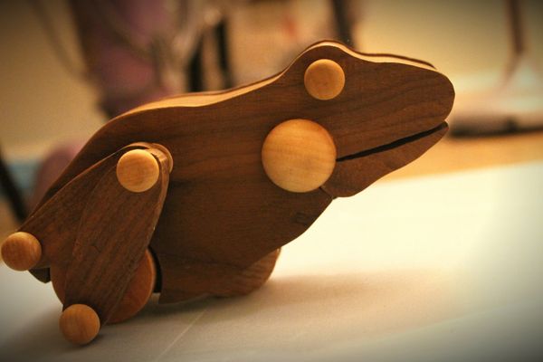 Wooden Frog-- Hi Dear, Remember to Smile When Working!