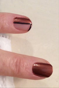 Paint Border Lines on the Ring and Pointer Fingers