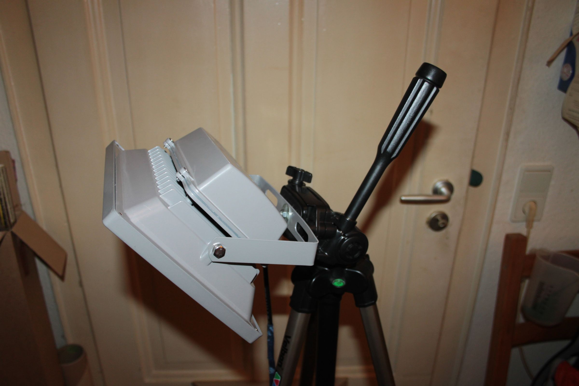 Work Light / Flood Light Meets Camera Tripod 5 Steps Instructables