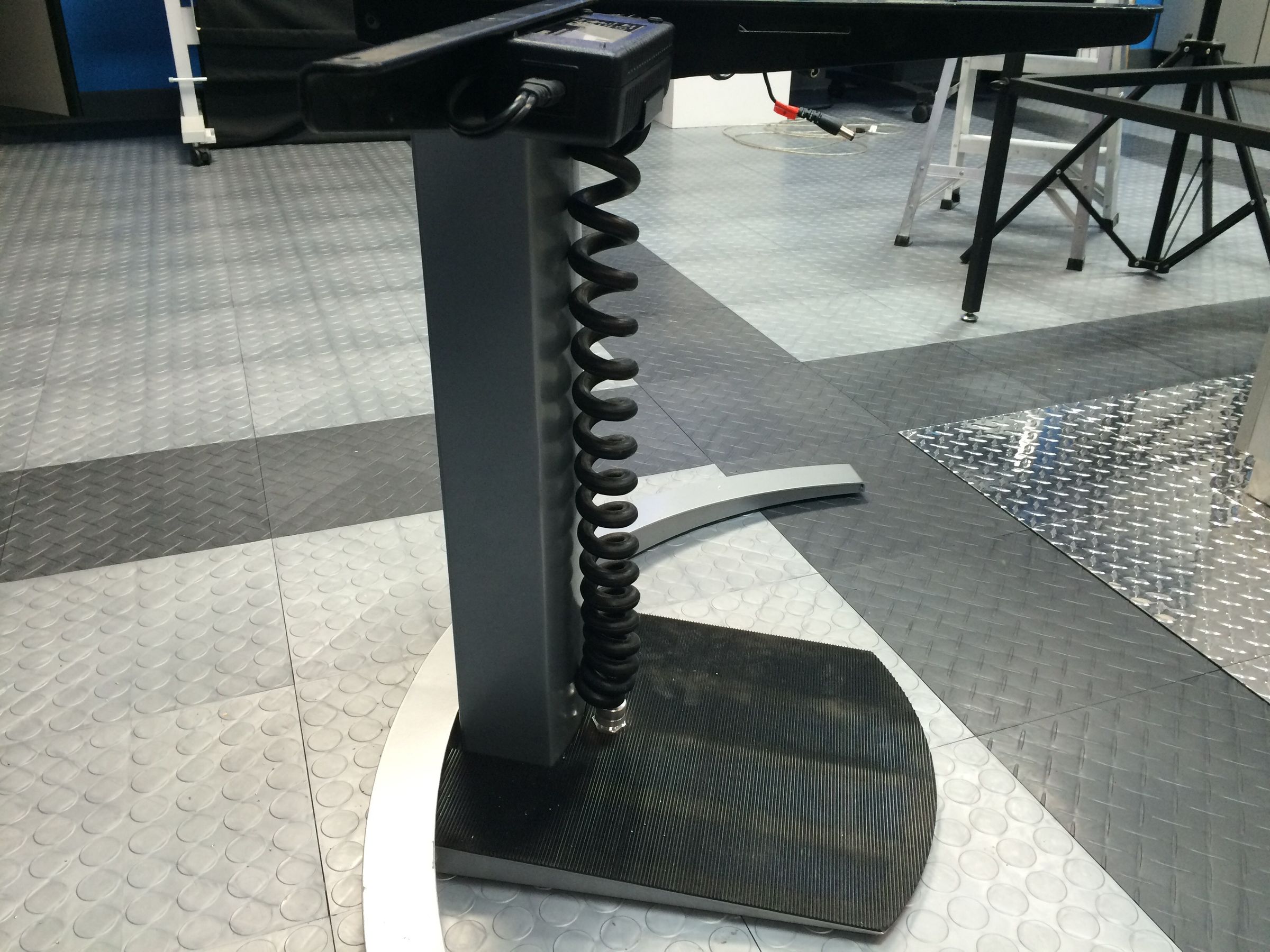 Adjustable Height (Sit / Stand) Desk Power Cord Hack : 4 Steps