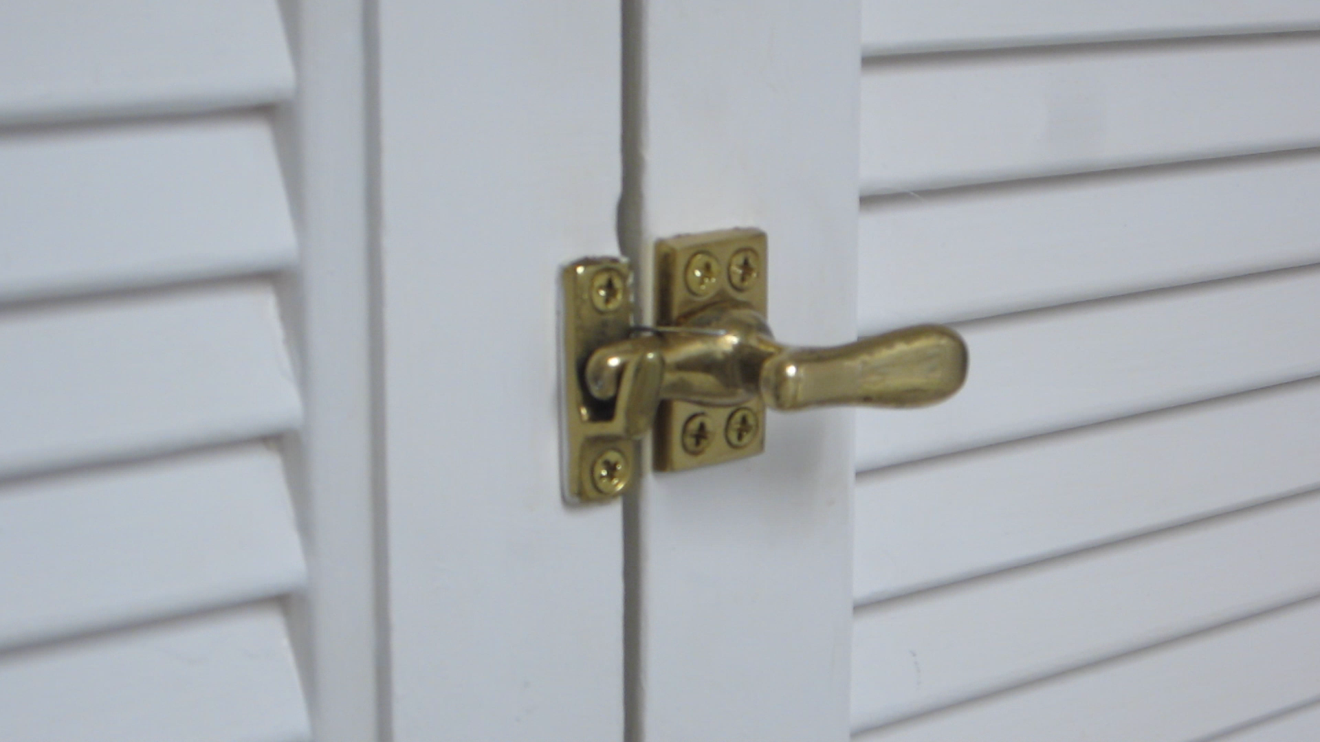 How to Pick Simple Locks/Latches With a Paper Clip 6 Steps (with