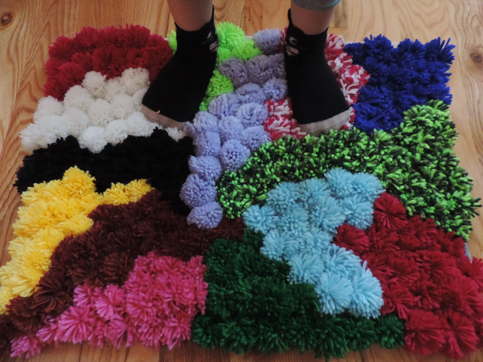 how to make a pom pom rug with yarn