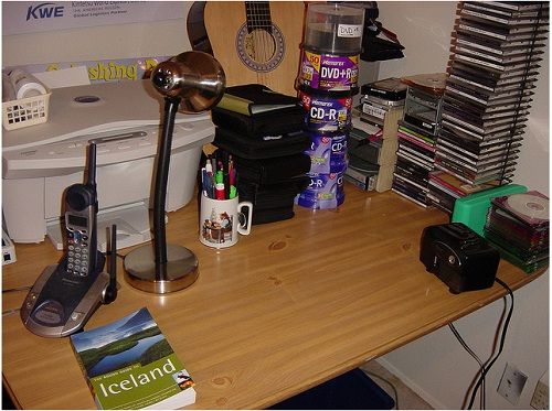How to Decorate Your Office Table