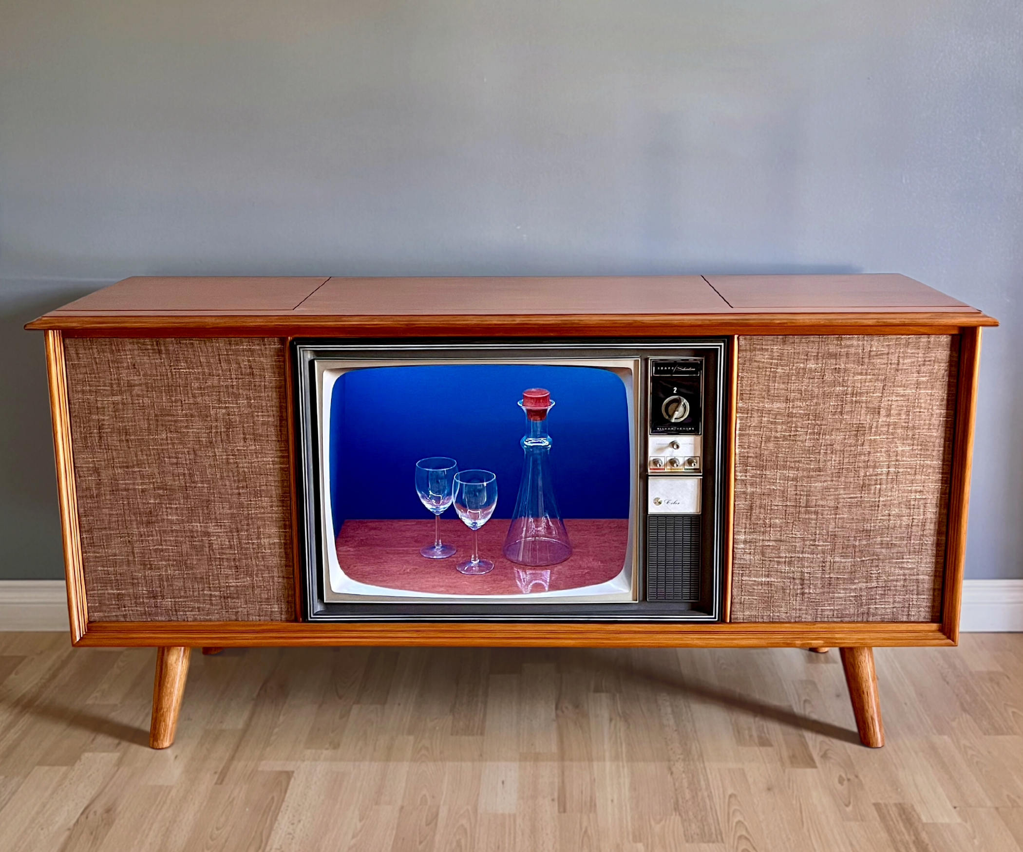 Vintage TV Console Revamp : 8 Steps (with Pictures
