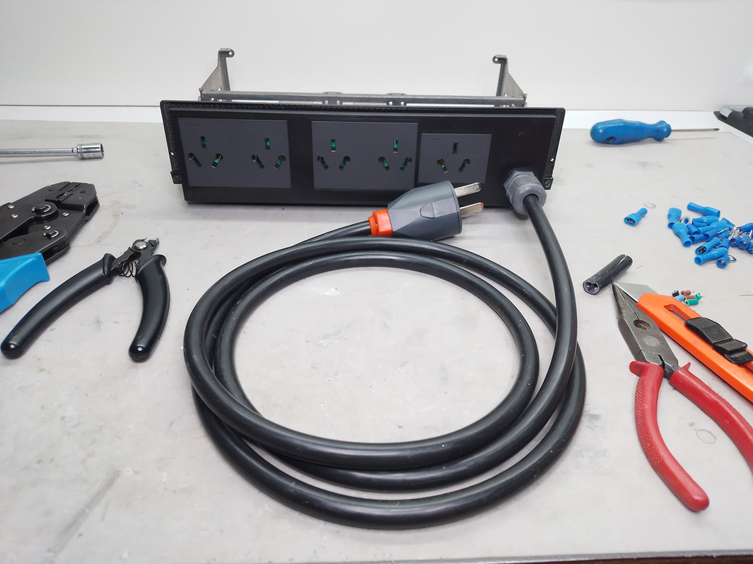 DIY Power Conditioner for Audio Built From an Old Cable Box 6 Steps