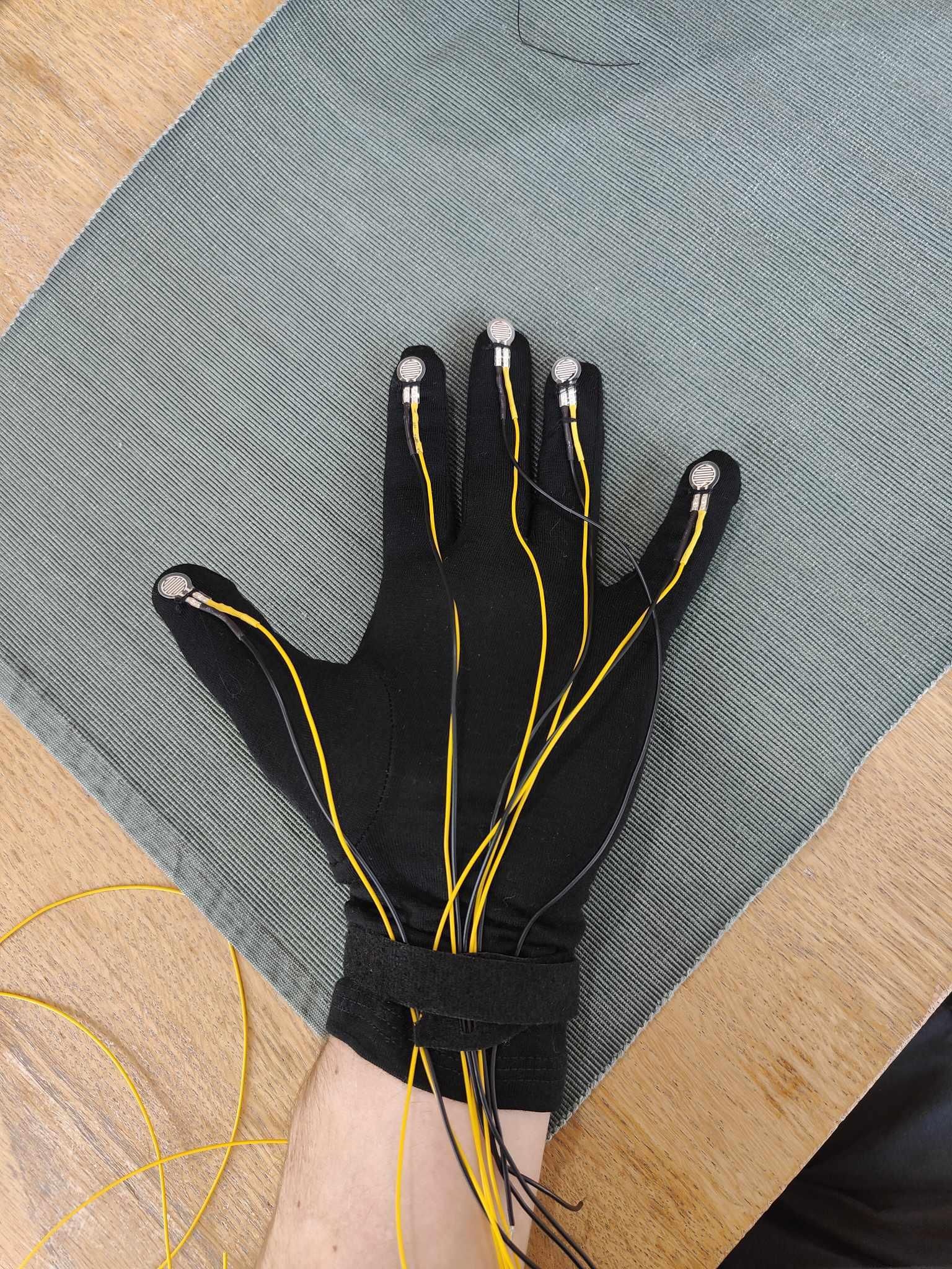 Electronic Gloves For Piano ELECTRONIC PIANO GLOVES WITH MUSICAL FINGERTIPS - GTIN/EAN/UPC 88 Key Keyboard Piano