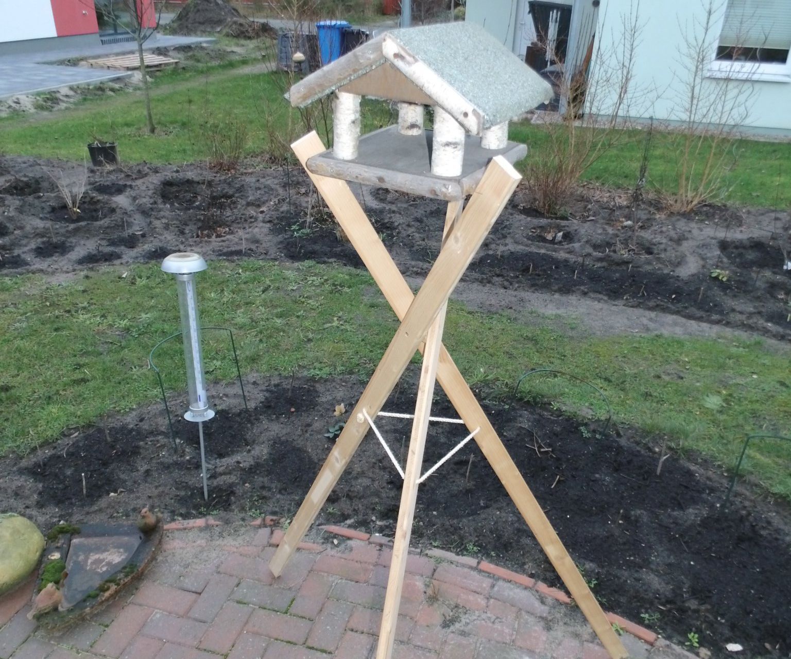 Minimalistic Tripod for a Bird House
