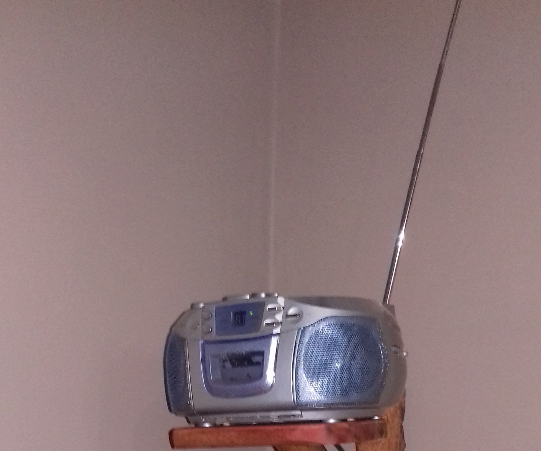 SUPORTE RÚSTICO PARA APARELHO DE SOM 