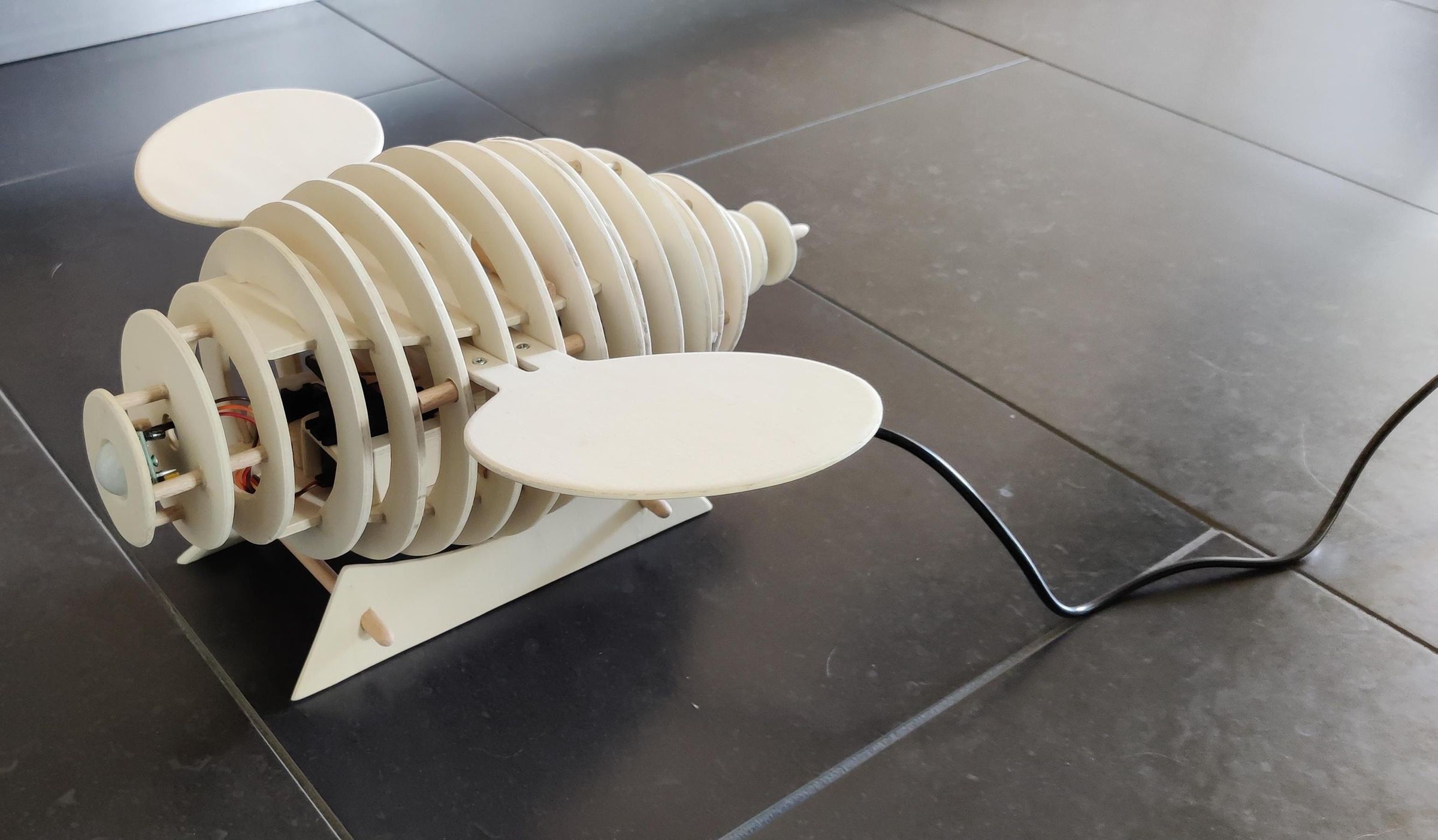 De Bij Die Verfrissing Brengt