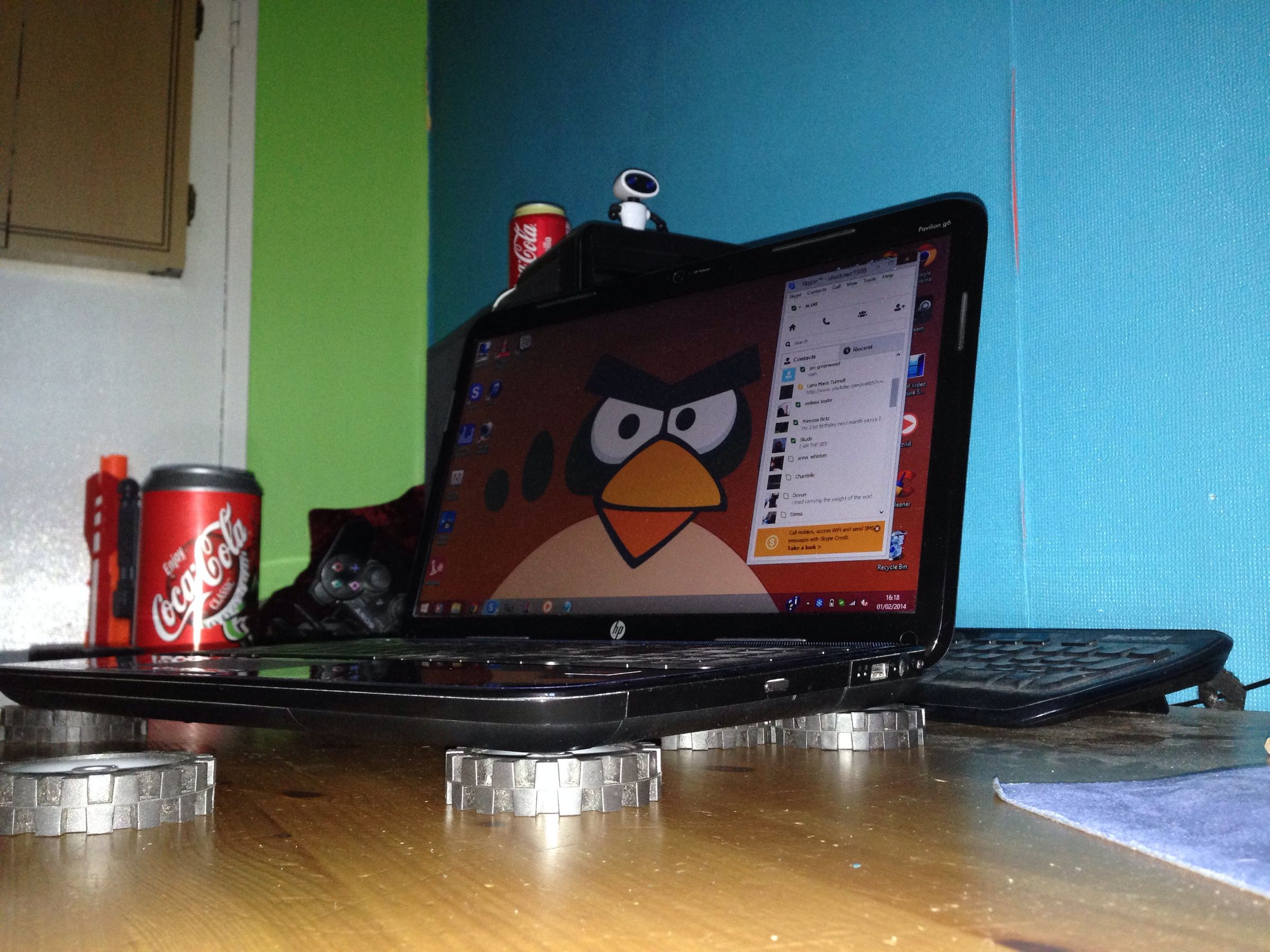 how to raise up your laptop using k'nex rubber tyres to improve air circulation underneath