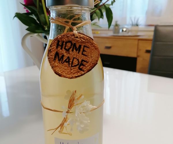 Homemade Holunderblütensirup