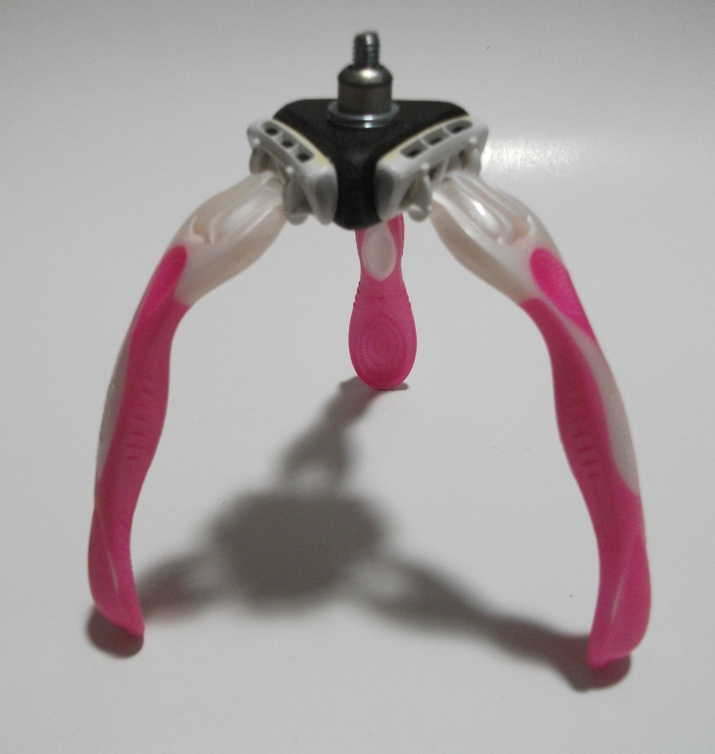 Very Cool Mini Disposable Razor Tripod for Your Camera! 3 Steps