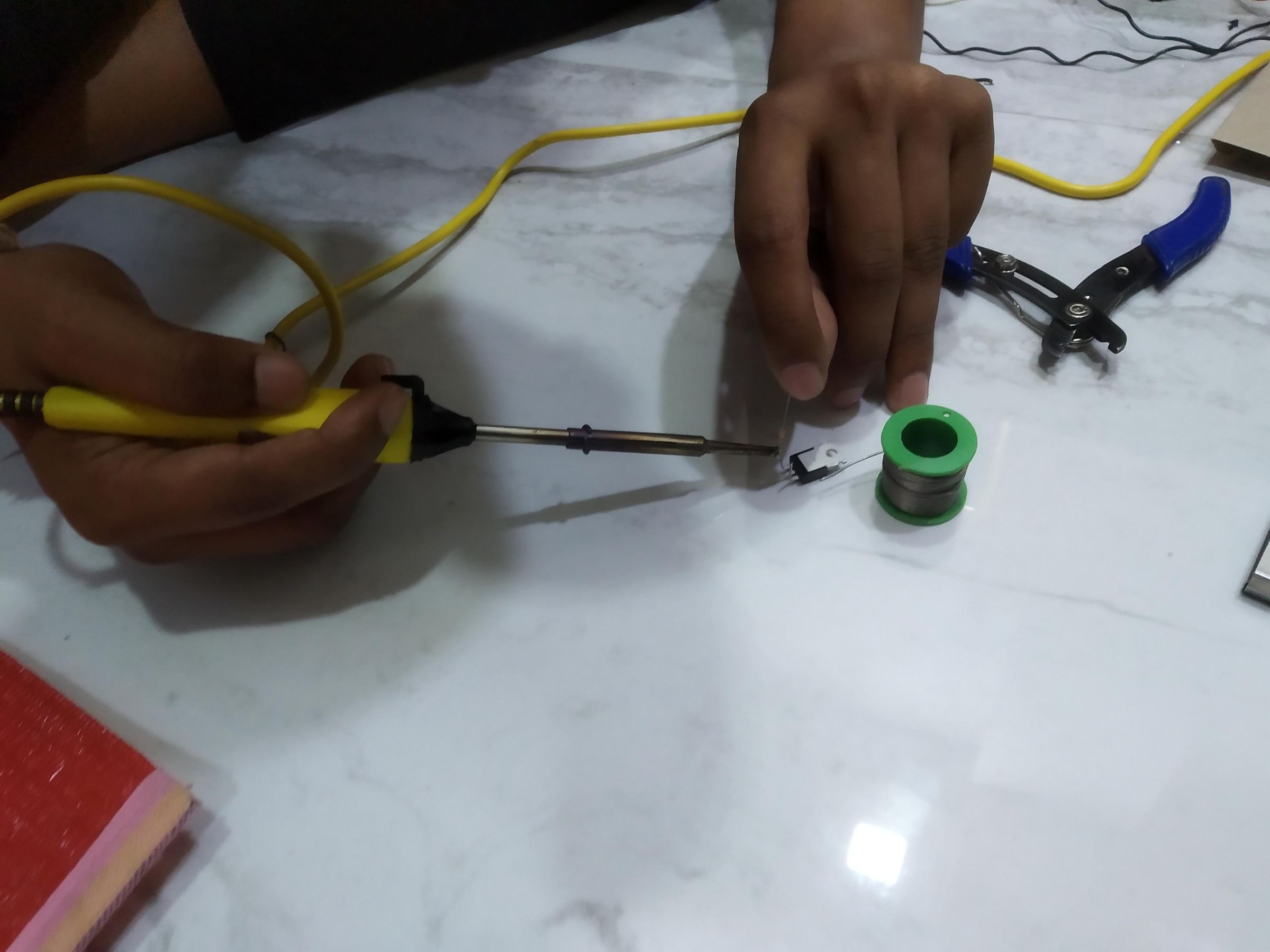 Automatic ON-OFF Bulb Holder(1$) : 3 Steps - Instructables