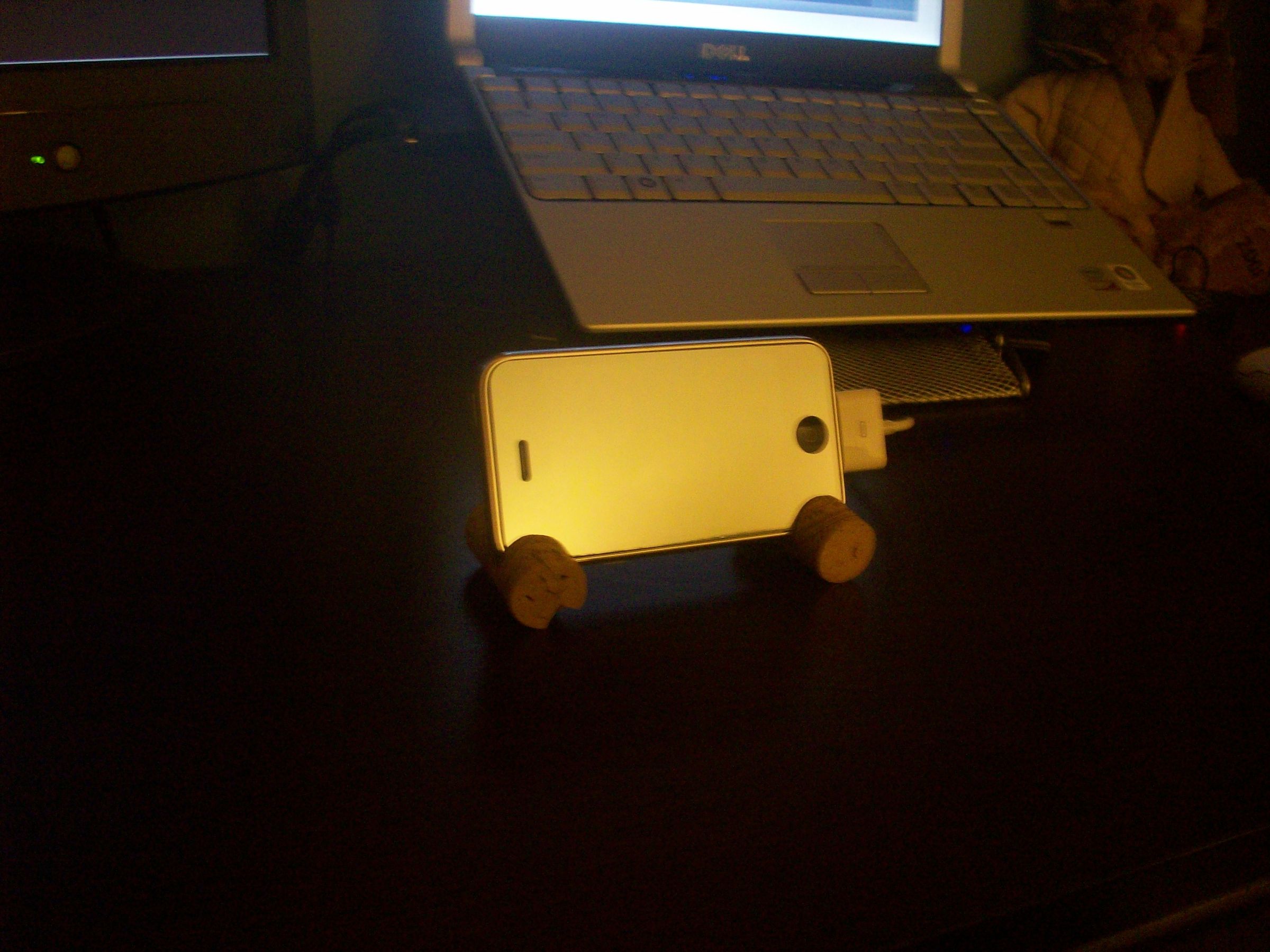 IPhone 3G Wine Cork Stand