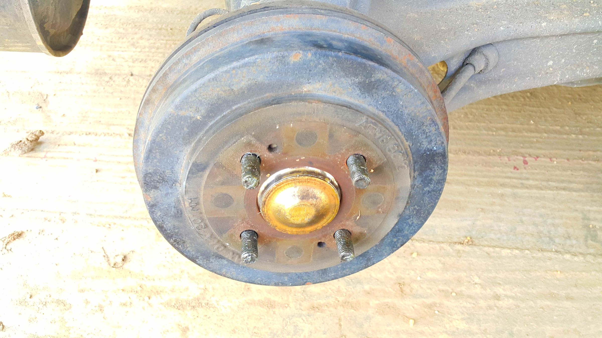 Regreasing a Rear Wheel Bearing Honda Civic 1999. 4 Steps (with