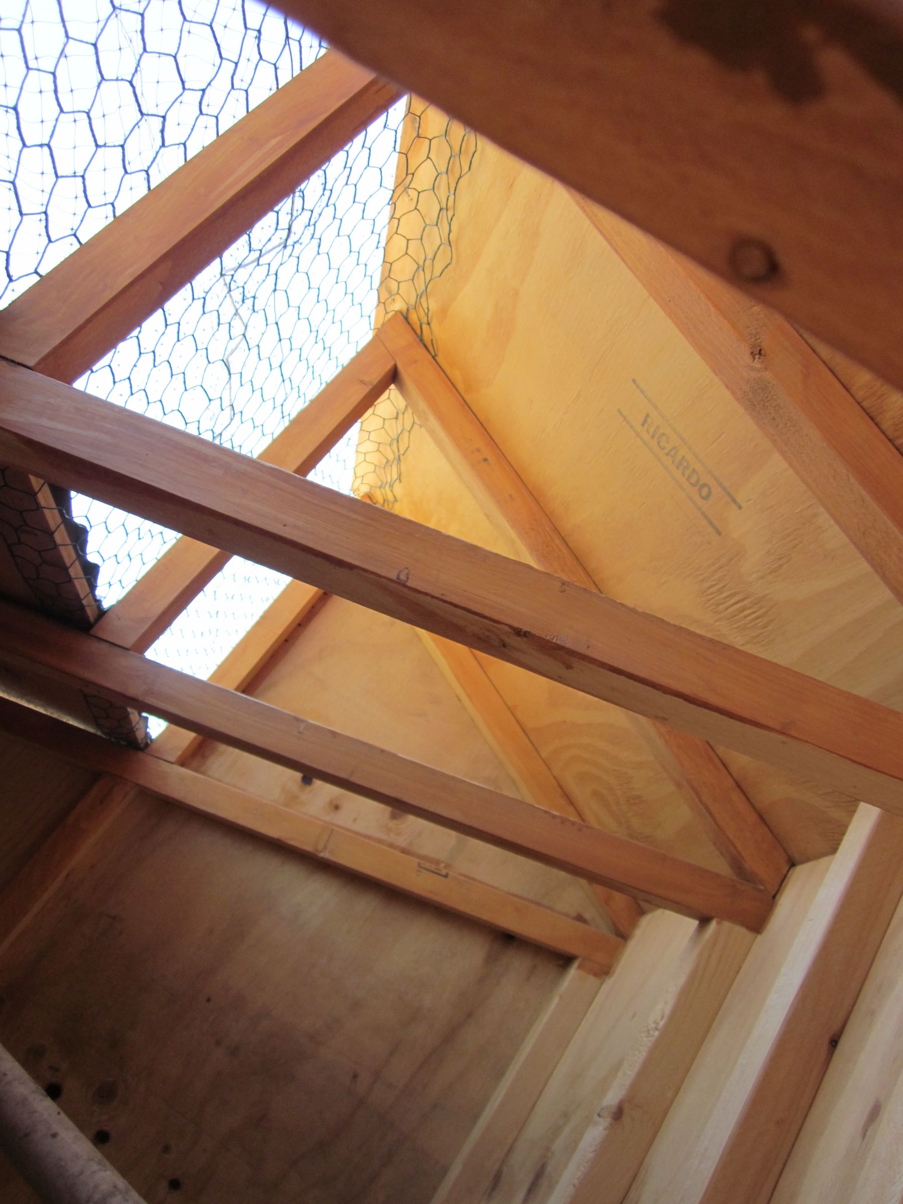 How to Make the Perfect Chicken Coop for Three Chickens! 4 Steps