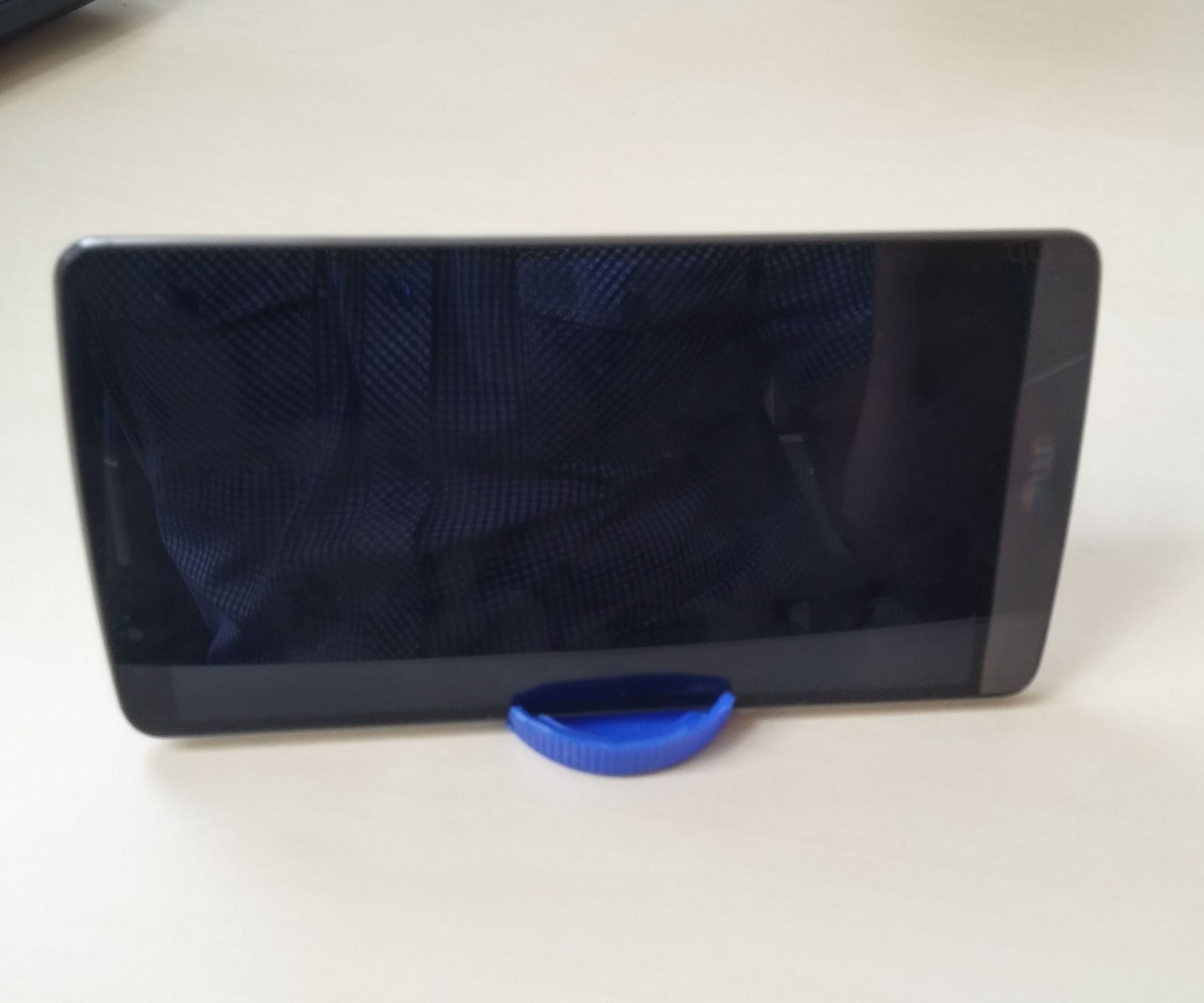 DIY Cellphone Stand From Cap of Bottle