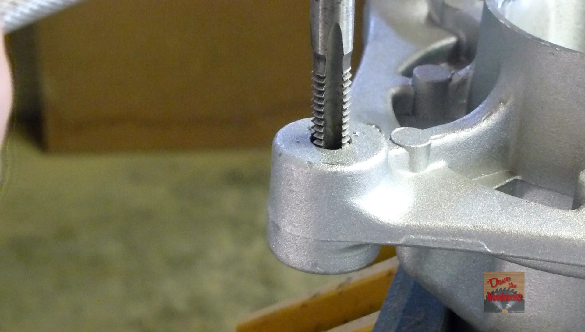 Tapping Threads in Aluminum Spindle 4 Steps (with Pictures