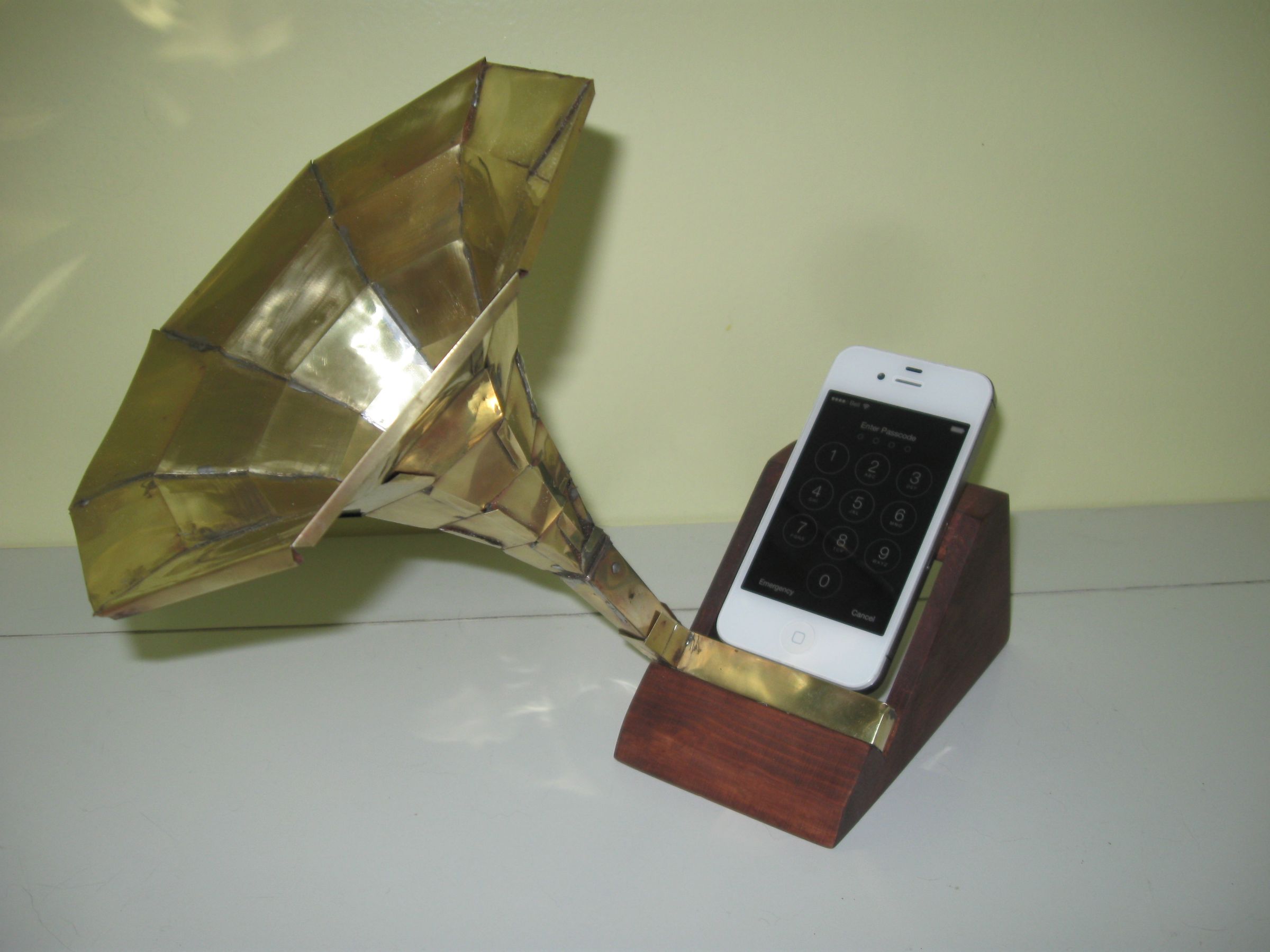 Gramophone Dock AKA Shiny Metal Papercraft