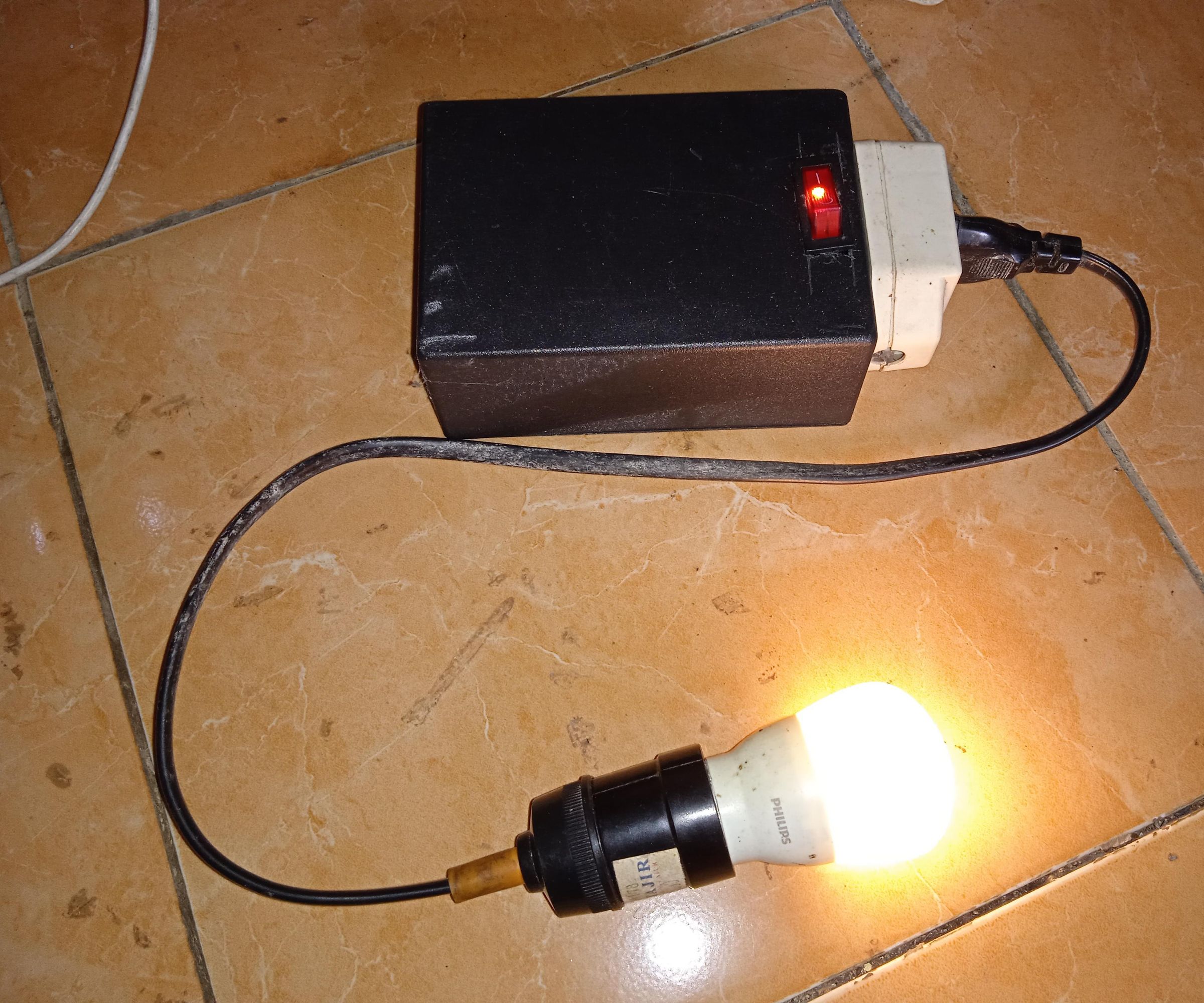 Very Simple Inverter That Can Be Built in Minutes - Only Requires 5 Main Components