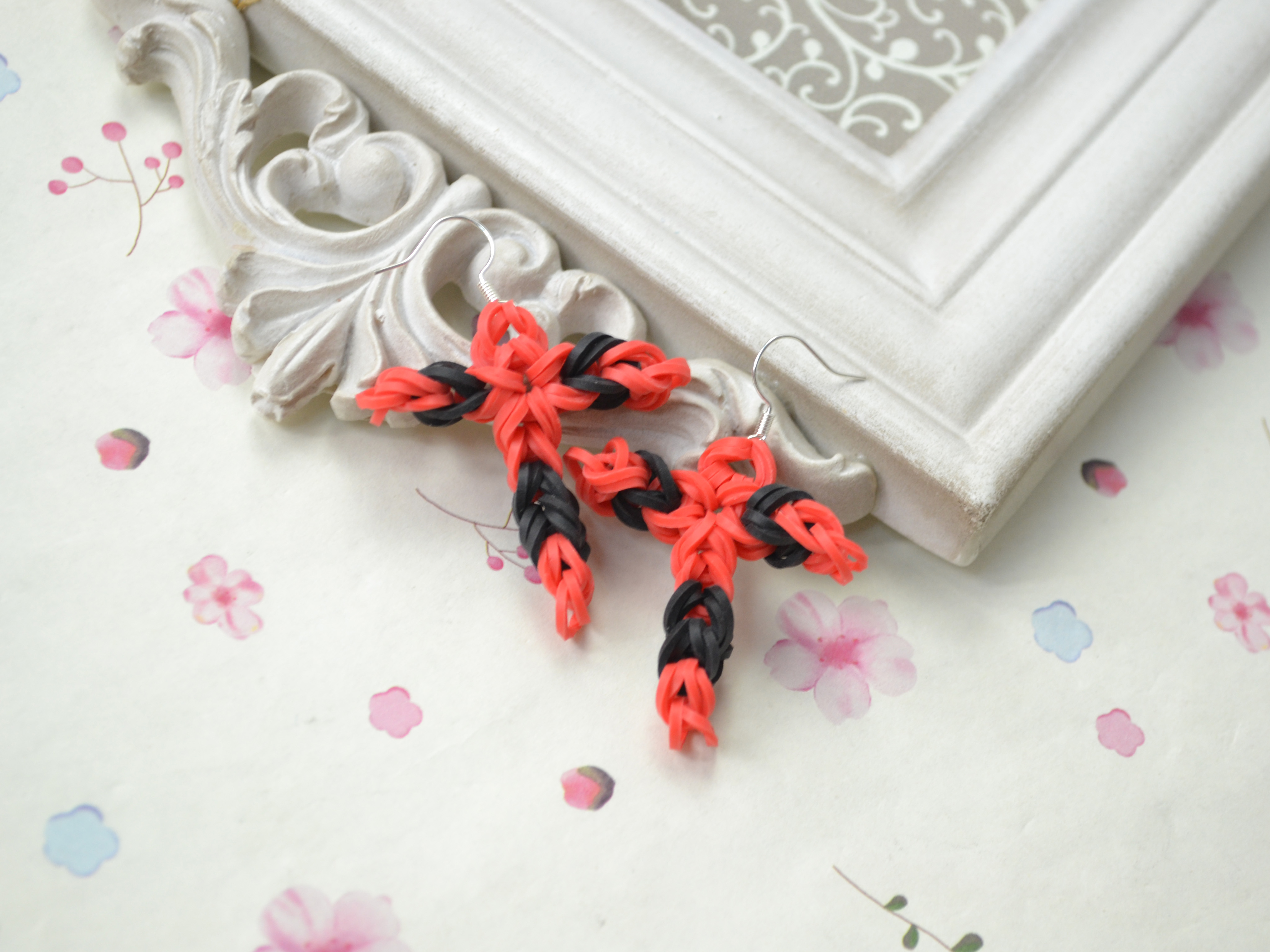 2 Steps Tutorial to Make Simple Rubber Band Cross Earrings Without a