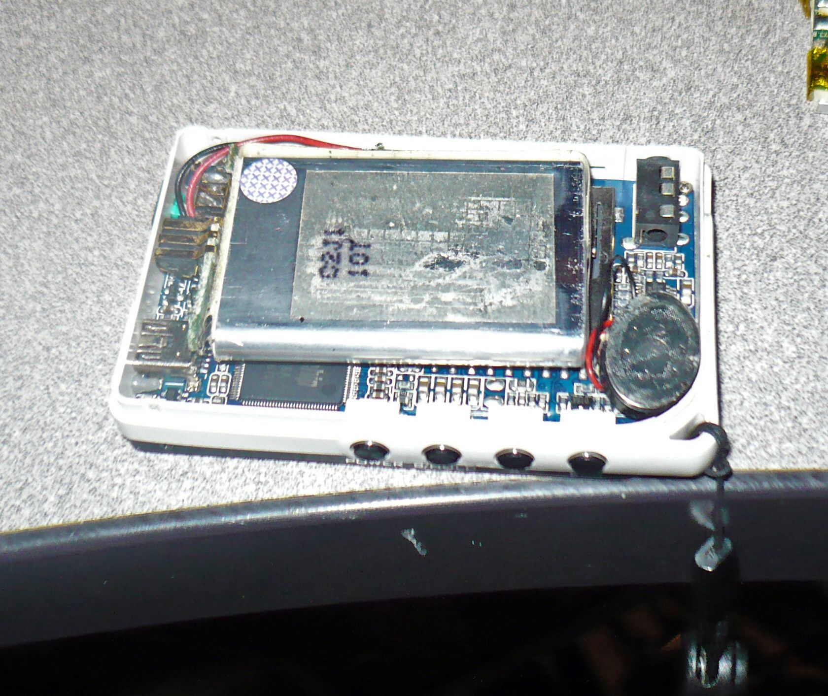 Hip Street Mp3 Mp4 Player Battery Replacment From a Cell Phone 6