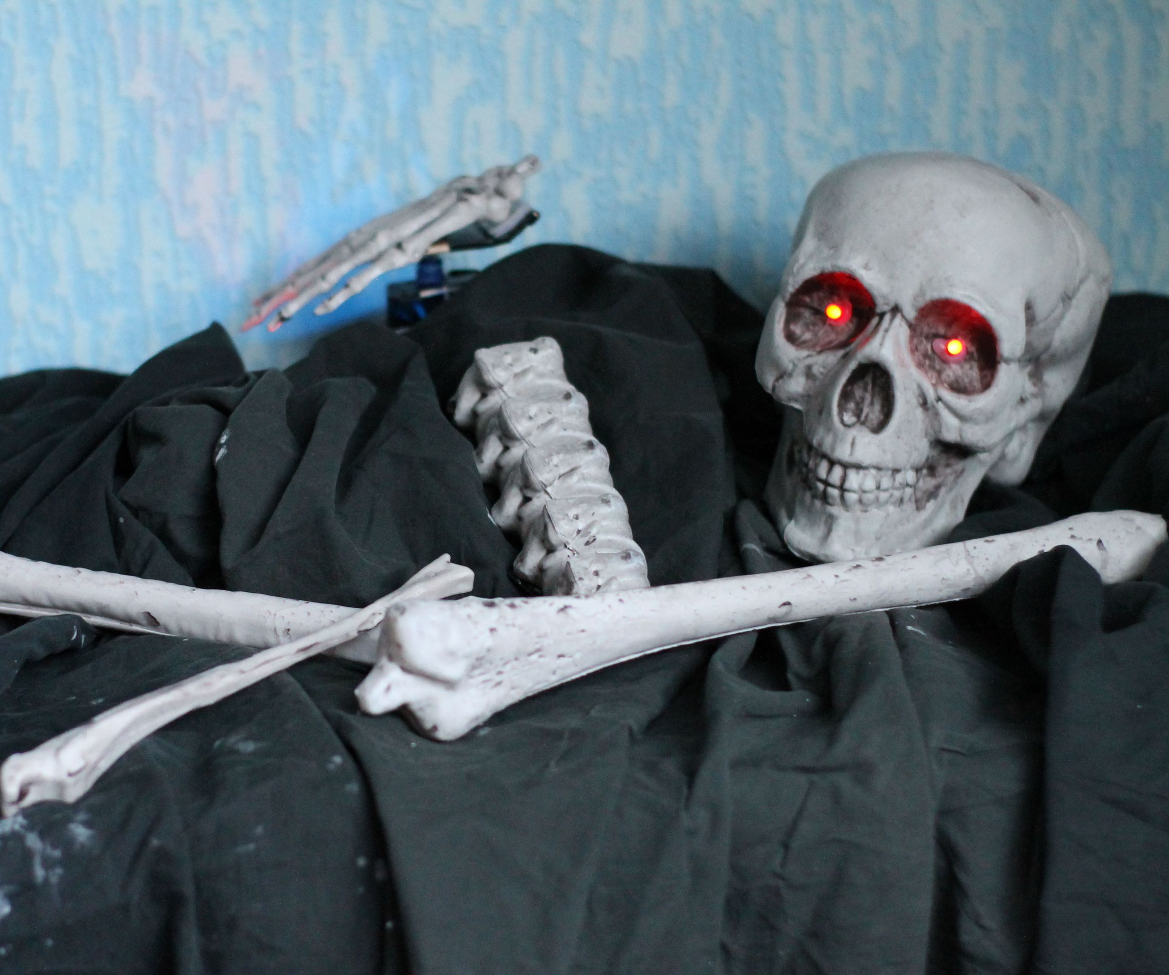 How to Halloween Skull and Bones