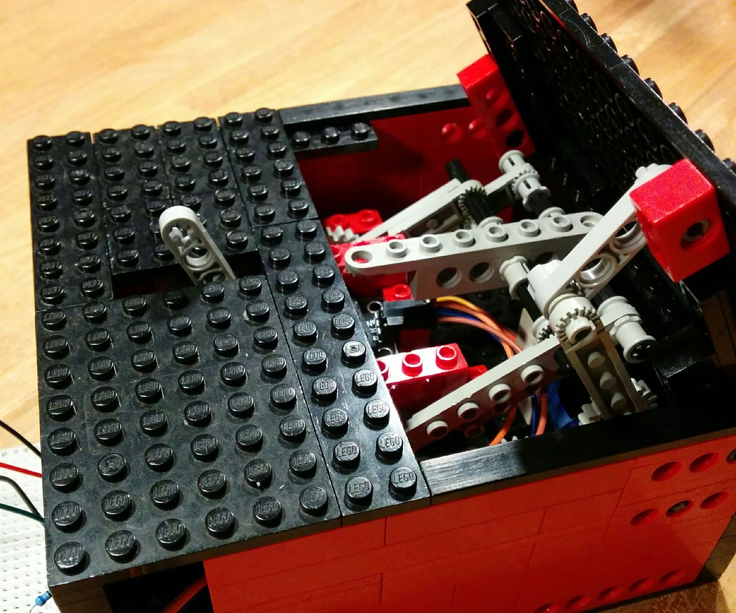Arduino UselessLegoBox