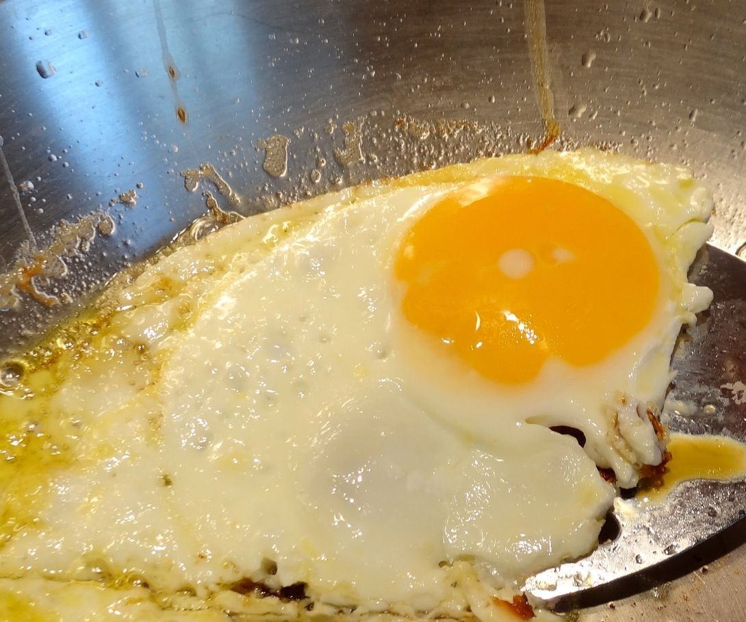 Fried eggs - Creamy & crispy (=huevos fritos)