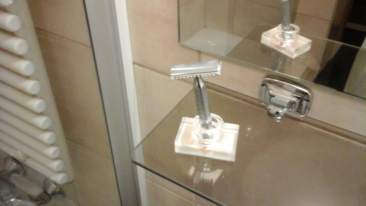 Razor stand from perfume cap