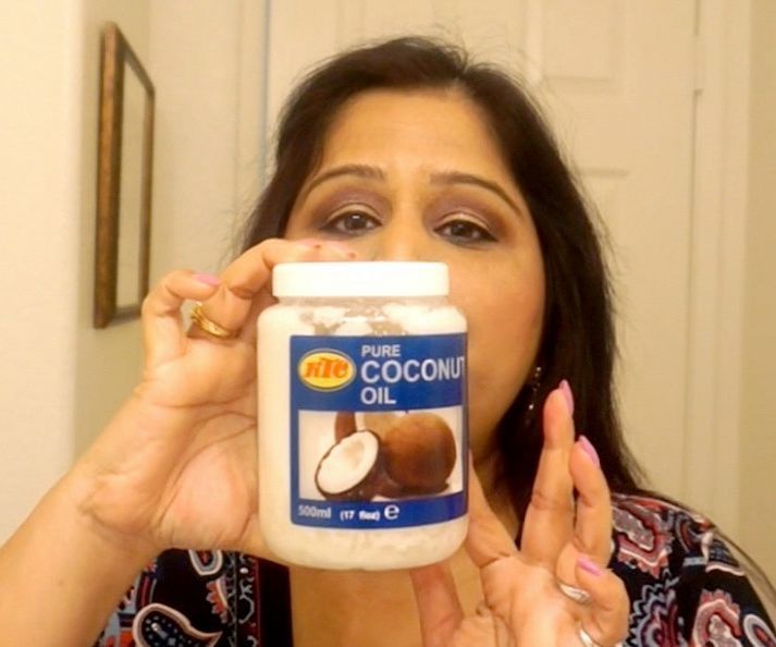 Remove Makeup using Coconut OIl