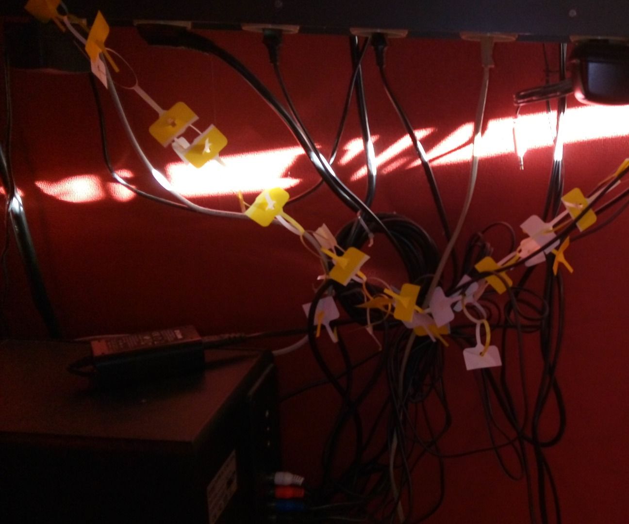 Easy Ziptie/key-tag Cable Managment