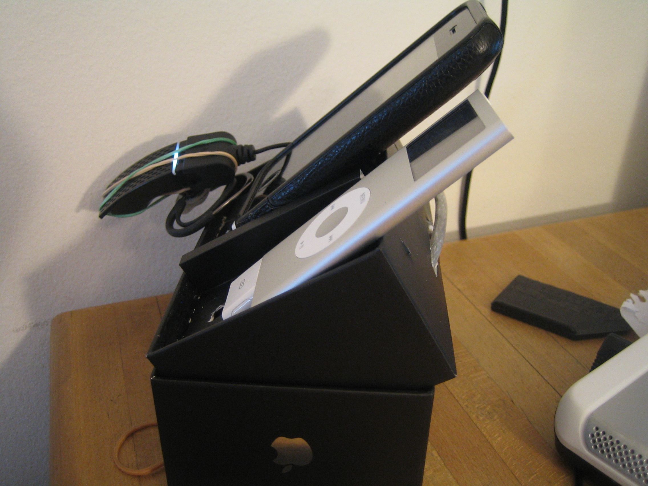 IPhone + Nano + Bluetooth Headset Docking Station