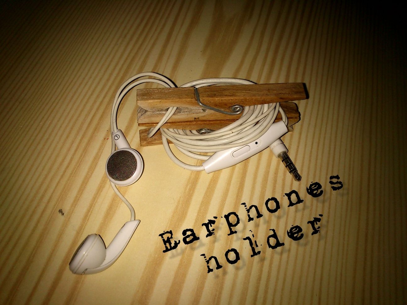 Earphones Holder
