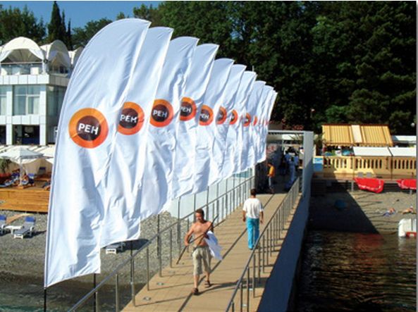 How to Select an Outdoor Flying Banner