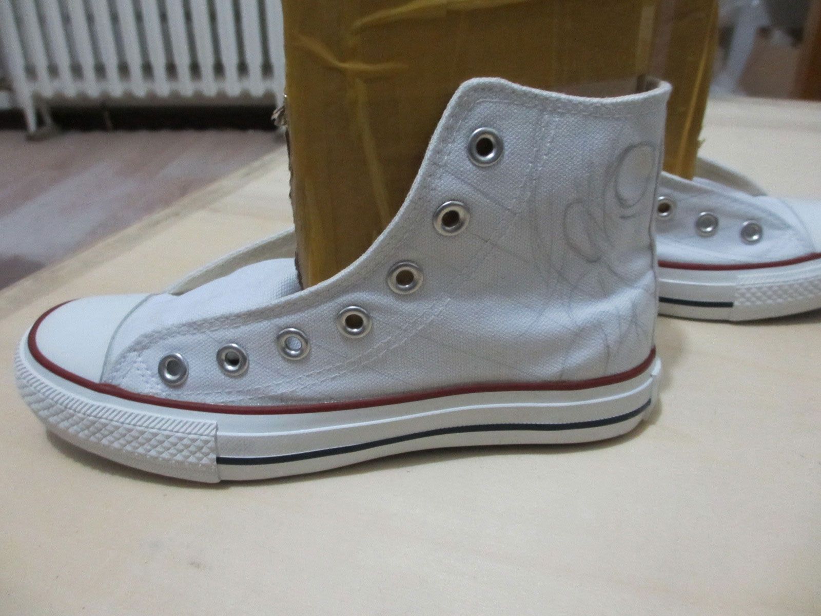 How to Hand Painted Canvas Shoes?