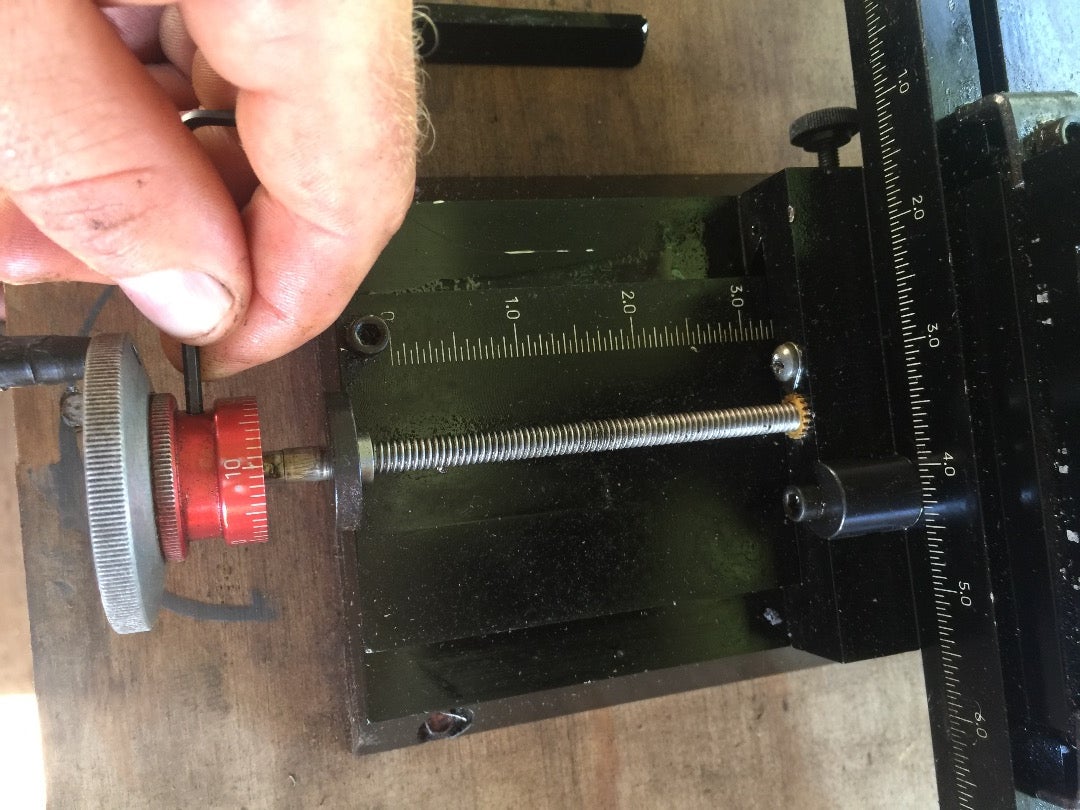 Remove Crank Handle on Y-axis Leadscrew