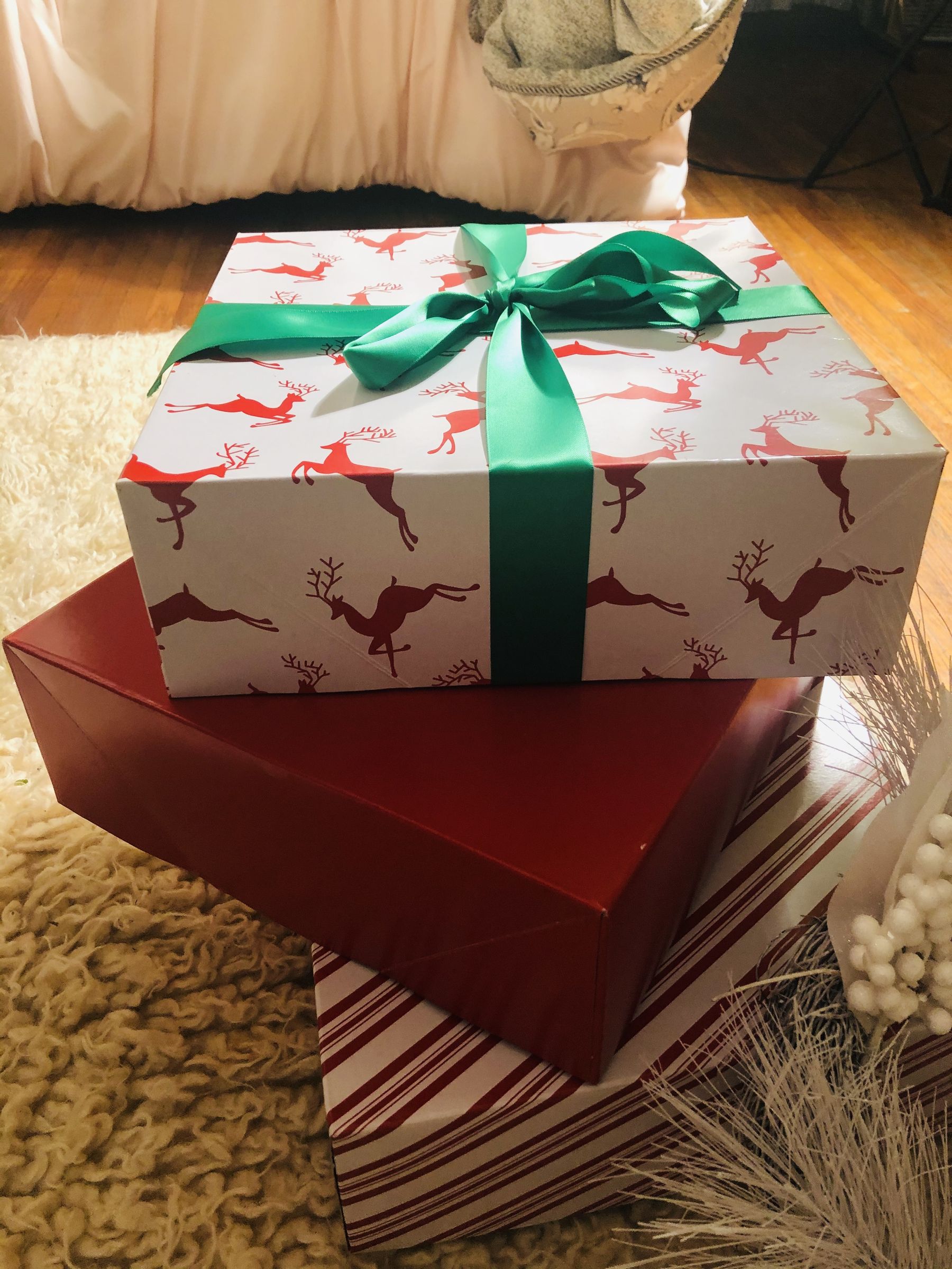 How to Wrap the Most Perfect Holiday Gifts Ever!! (Elevate Your Gift Wrapping Easily) : 5 Steps
