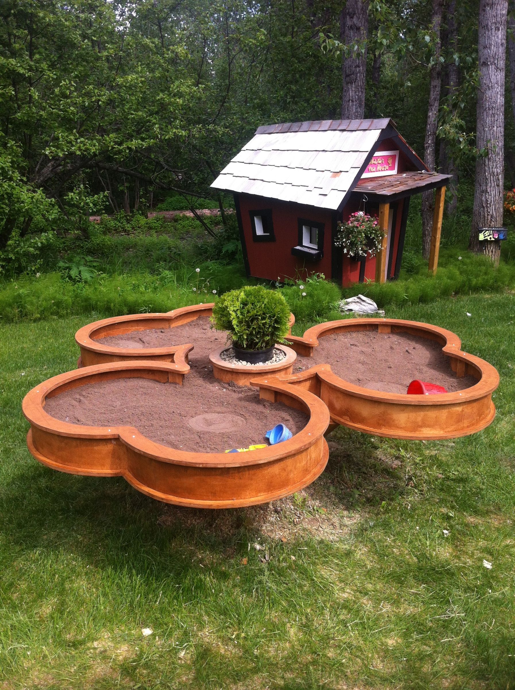 Pedistal sandbox