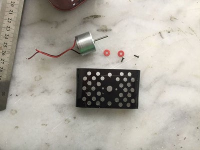 Make a "mesh Board" Using Acrylic Plate and Pin a Fan in It 
