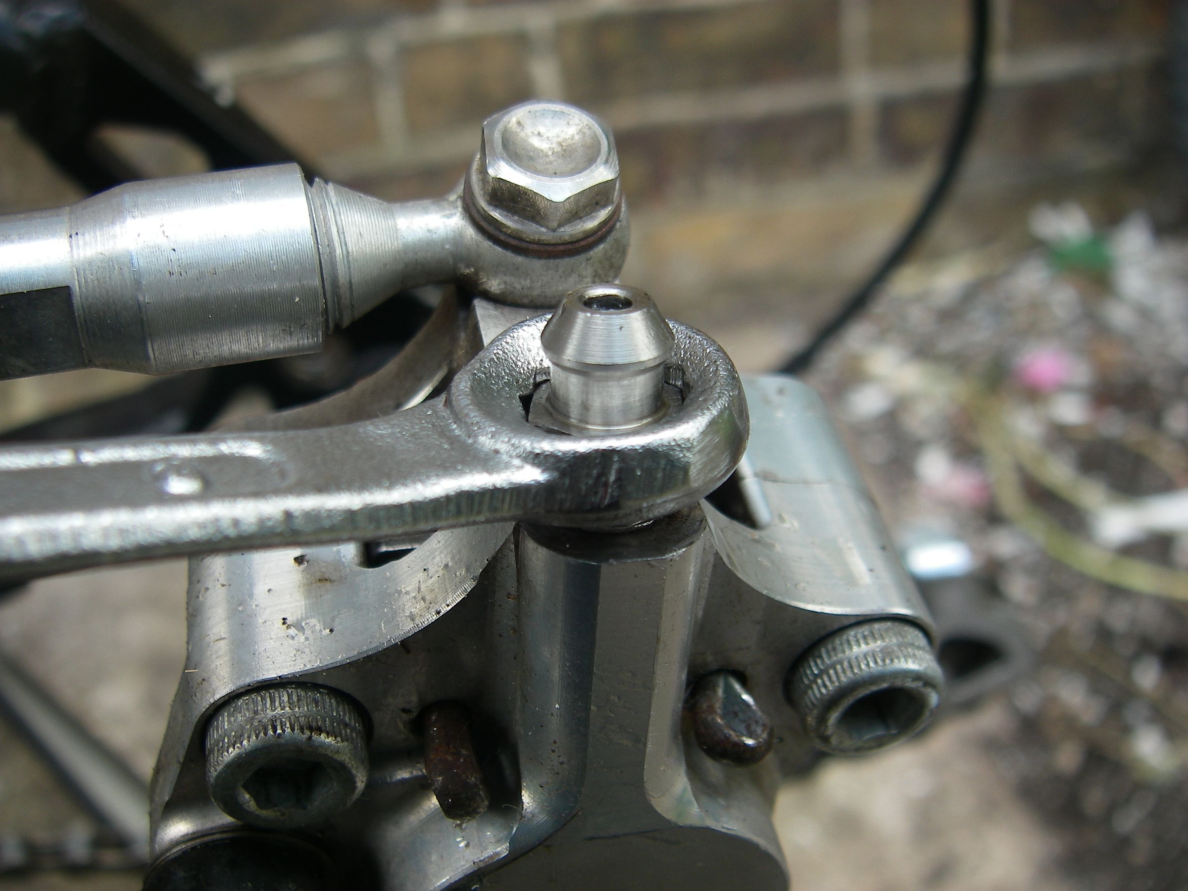 How to Bleed Hydraulic Bicycle Brakes. 7 Steps (with Pictures