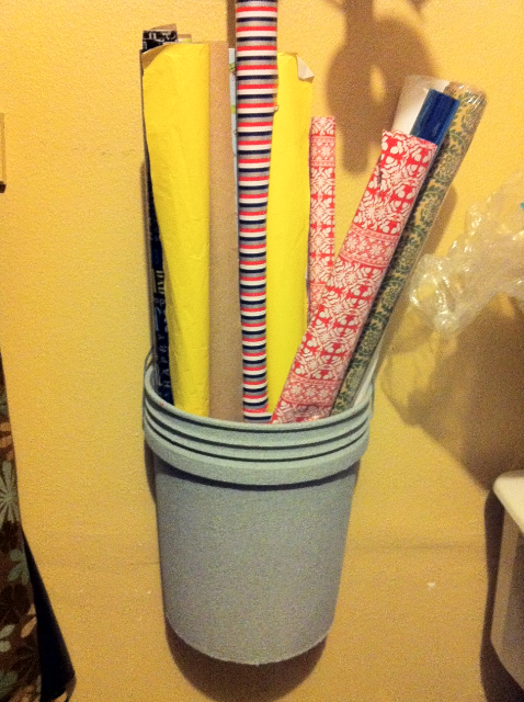Wrapping paper bucket