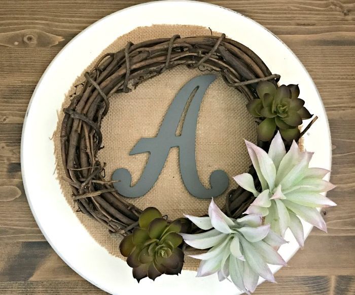 12 Pretty Ideas for a DIY Burlap Sign or Wreath