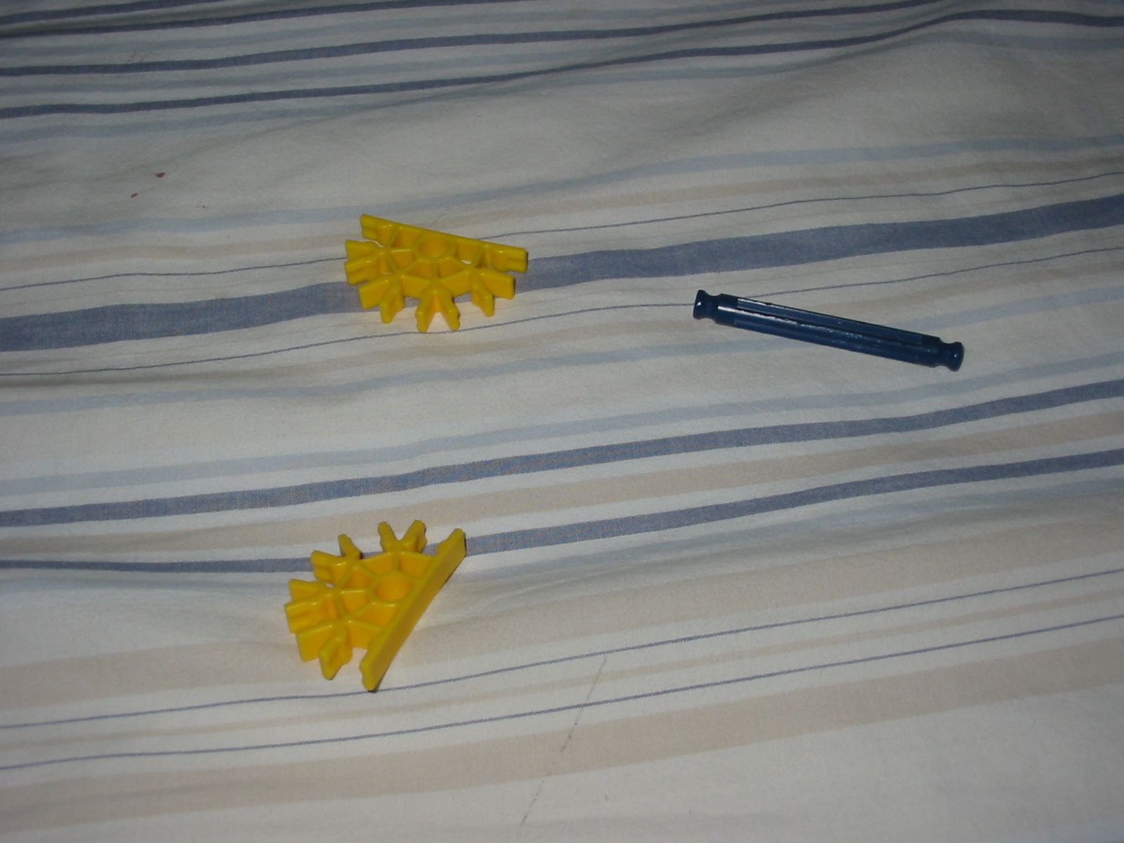 Almost Indestructible Rubber Band Powered K'nex Gun 6 Steps