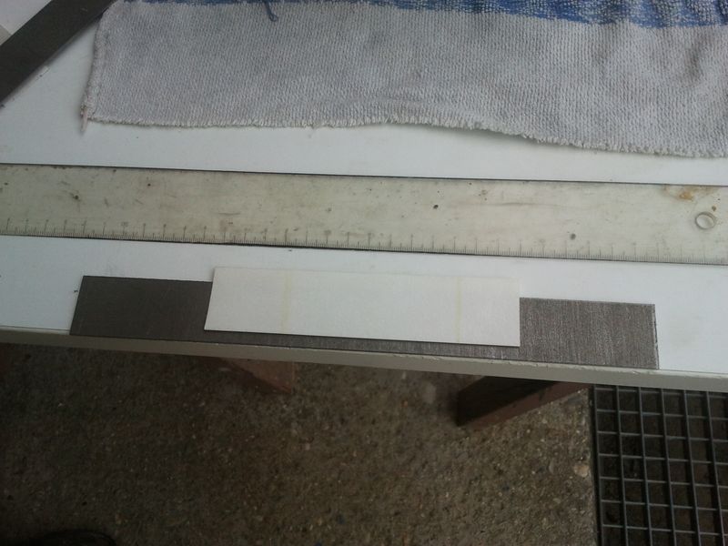 Bordes retorcidos del papel aislante